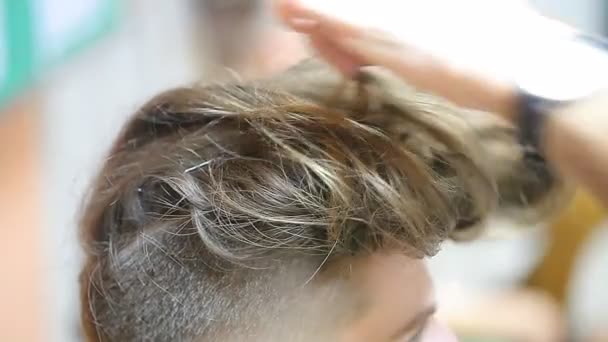 Man having hairstyle — Stock Video