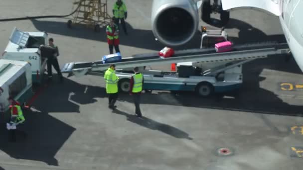 Avión en el aeropuerto de Domodedovo — Vídeos de Stock