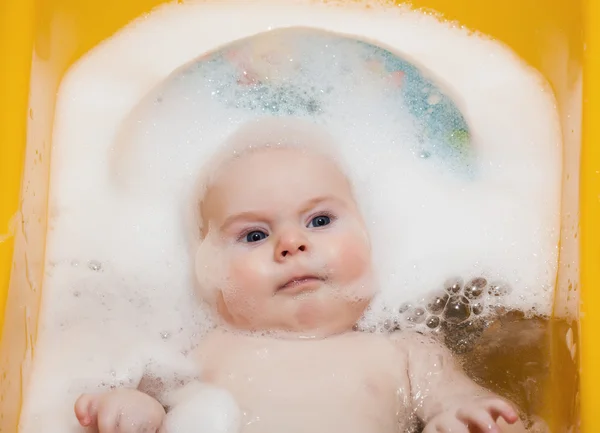 Menino no banho — Fotografia de Stock