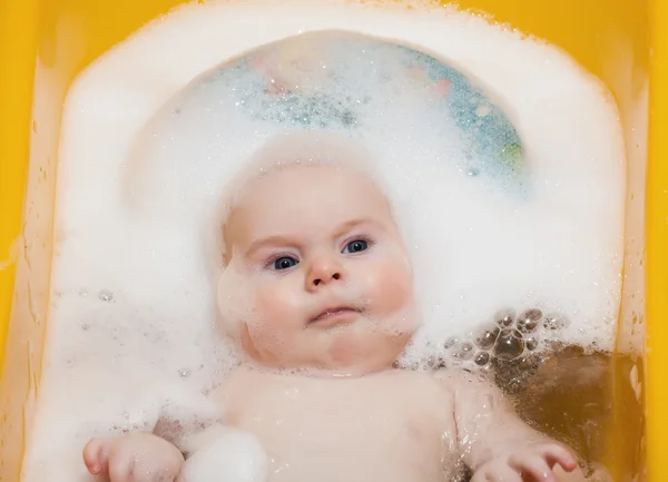 Bambino ragazzo nella vasca da bagno — Foto Stock