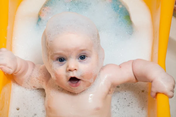 Bambino ragazzo nella vasca da bagno — Foto Stock