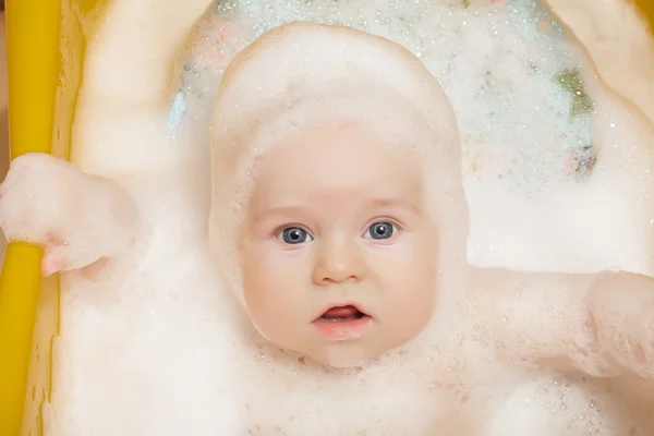 Bambino ragazzo nella vasca da bagno — Foto Stock