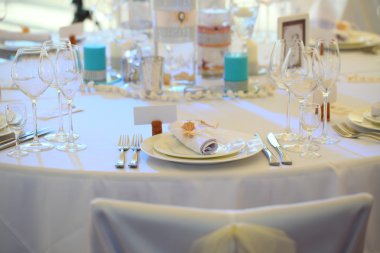 Beyaz masa misafirler için hazır düğün