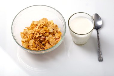 Süt ile bir kase mısır gevreği