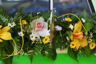 Araba düğün dekorasyon çiçekli