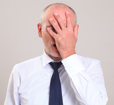 Beyaz tişörtlü yetişkin adam