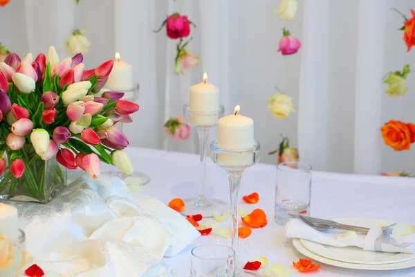 Bouquet of tulips on wedding table — Stock Photo, Image