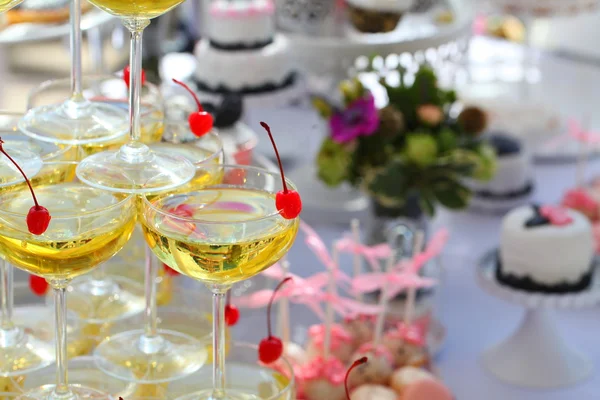 Copos com champanhe na mesa festiva — Fotografia de Stock