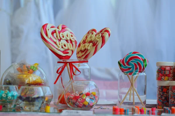 Różne kolorowe cukierki na świąteczny stół — Zdjęcie stockowe