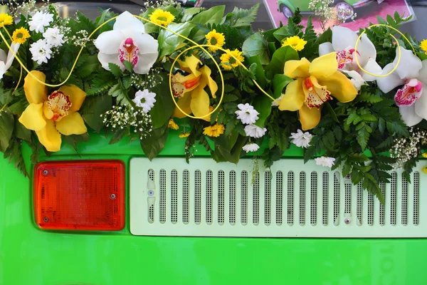 Автомобиль свадебное украшение цветами — стоковое фото