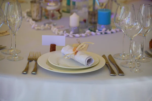 Свадебный белый стол готов для гостей — стоковое фото