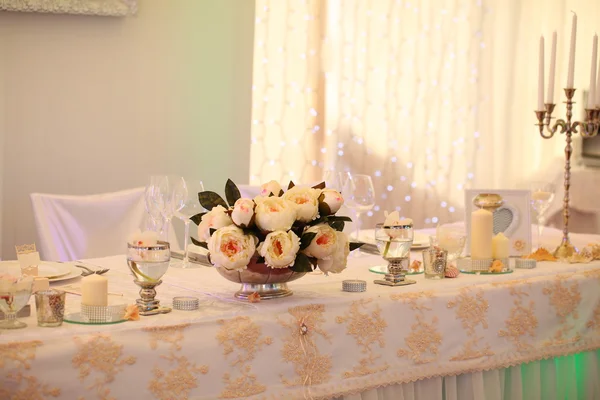 Matrimonio tavolo bianco pronto per gli ospiti — Foto Stock