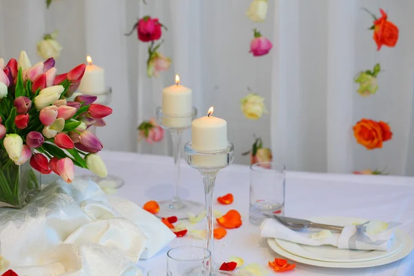 Bouquet of tulips on wedding table — Stock Photo, Image