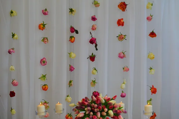 Bouquet of tulips on wedding table — Stock Photo, Image