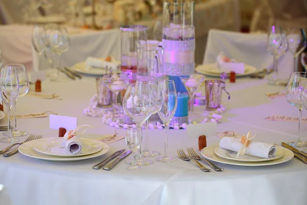 Esküvői fehér asztal készen áll a vendégek — Stock Fotó