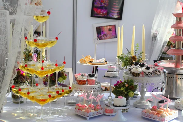 Okulary z szampana i słodkie ciasta — Zdjęcie stockowe
