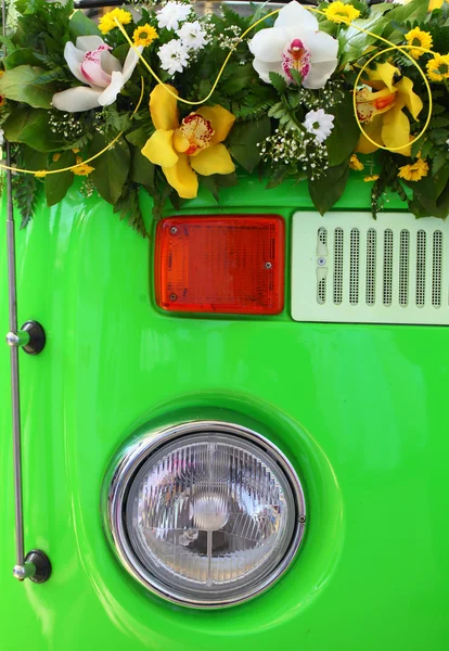 Auto bruiloft decoratie met bloemen — Stockfoto