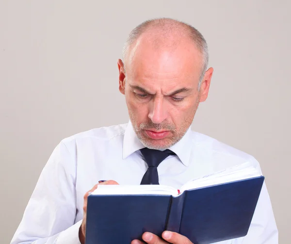 Hombre adulto leyendo libro — Foto de Stock