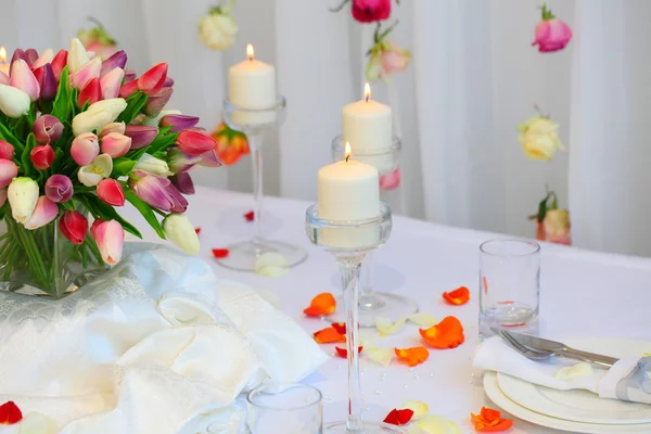 Buquê de tulipas na mesa de casamento — Fotografia de Stock