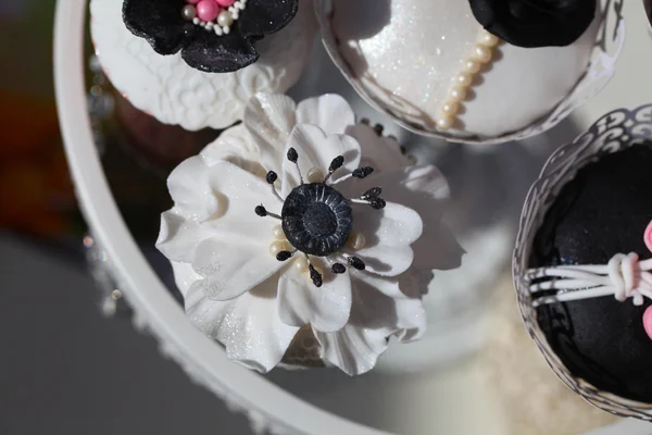 Gâteaux et cupcakes de mariage — Photo