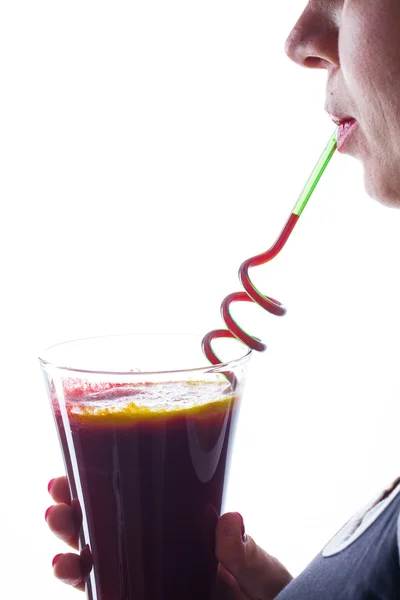 Mujer bebiendo jugo de verduras —  Fotos de Stock