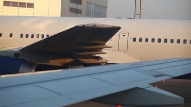 Kalkış sırasında uçağın kanat