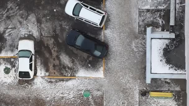 Coche de estacionamiento de pavimento helado — Vídeo de stock