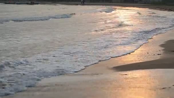 Ondas do oceano na praia — Vídeo de Stock