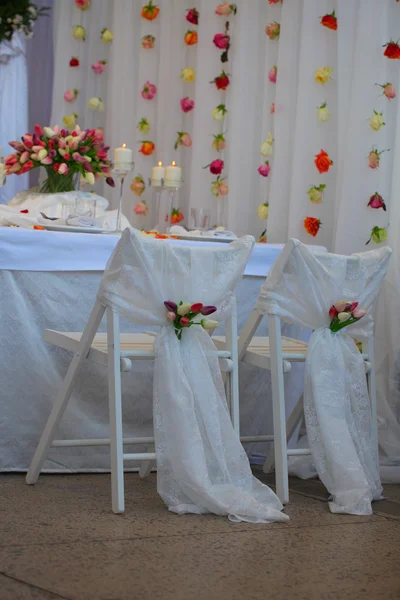 Μπουκέτο με τουλίπες σε τραπέζι γάμου με κίοσκια — Φωτογραφία Αρχείου