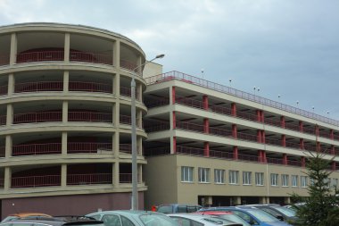 Çok düzeyli otopark arabalar için