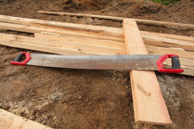 El testere ve ahşap panoları