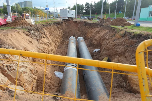 Tubi per acqua in una trincea — Foto Stock