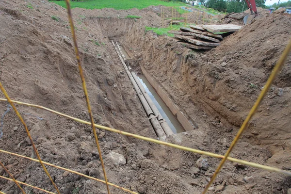 Труби для води в траншеї — стокове фото