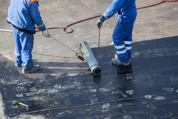 Dos trabajadores en obra — Foto de Stock