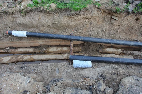 Tuberías para agua en trinchera — Foto de Stock