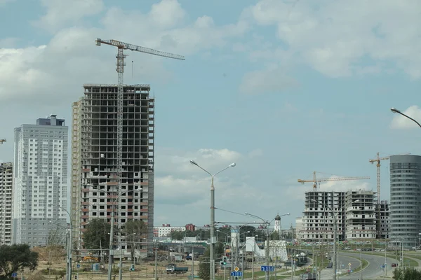 Komplexní výstavba. Jeřáby na budovy — Stock fotografie