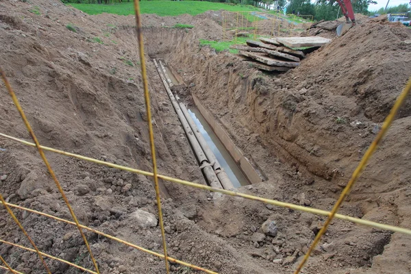 Трубы для воды в траншее — стоковое фото