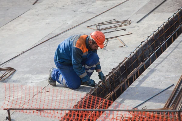 建設現場の労働者は — ストック写真