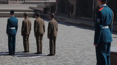 Meydanda yürüyen askerler