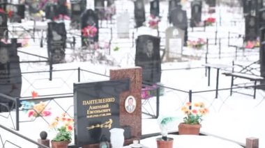 Mezar taşları üzerinde yerel mezarlığı