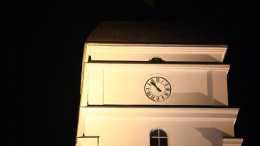 Binanın üstüne saat