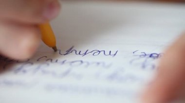 Çocuk bir defterde yazılı