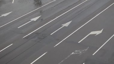 Yol işaretleri üzerinde asphal