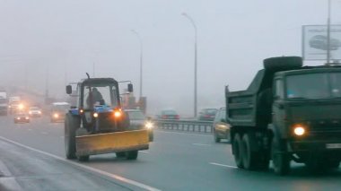 Traktör karayolu üzerinde sürmek