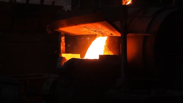 Arbeiter gießen geschmolzenes Eisen — Stockvideo