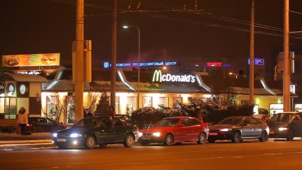 Coches frente a McDonald 's — Vídeo de stock