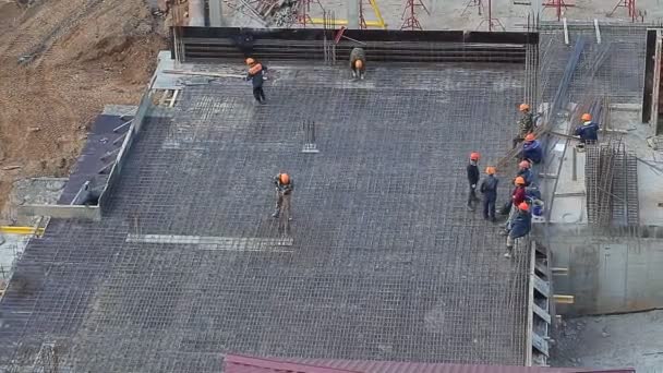 Trabajadores vertiendo los cimientos — Vídeo de stock