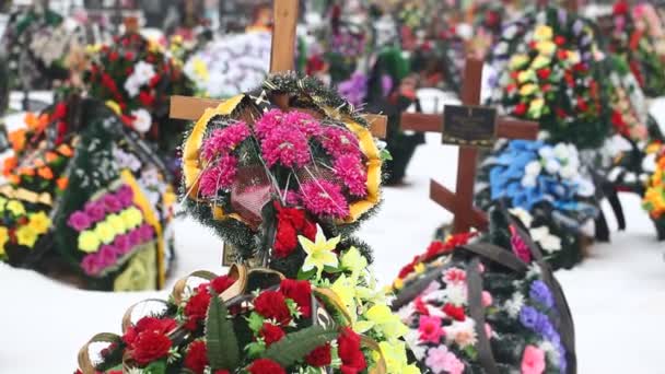 Coronas en el cementerio local — Vídeo de stock