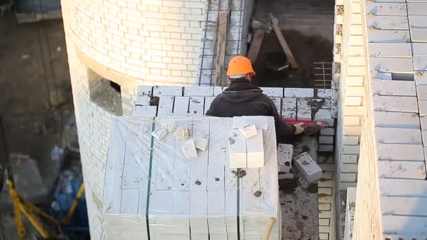 Trabajador de la construcción pone el ladrillo — Vídeos de Stock