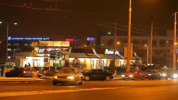 Carros em frente ao McDonald 's — Vídeo de Stock